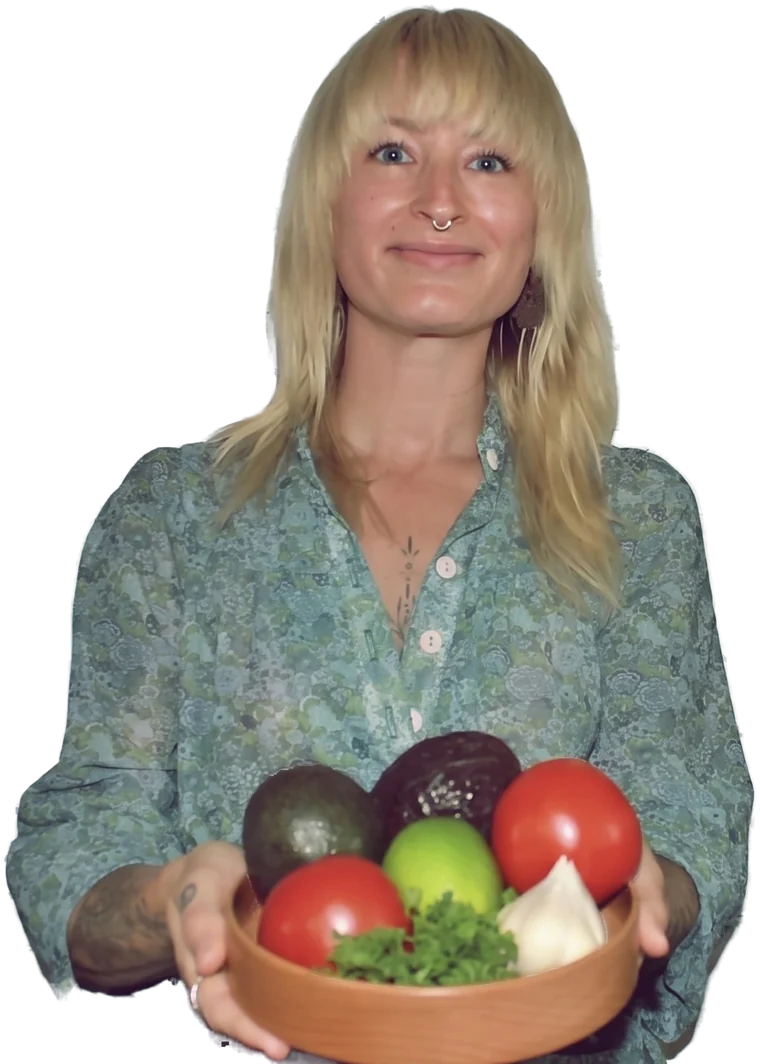 Lindsay McIlroy holding a bowl of fresh produce